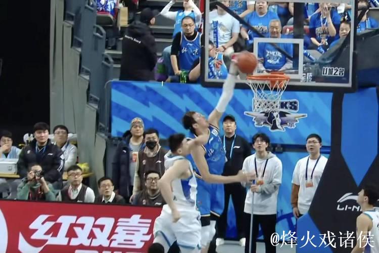 北京大胜新疆111比84,CBA赛场上演悬殊比分 北京大胜新疆111比84,CBA赛场上演悬殊比分